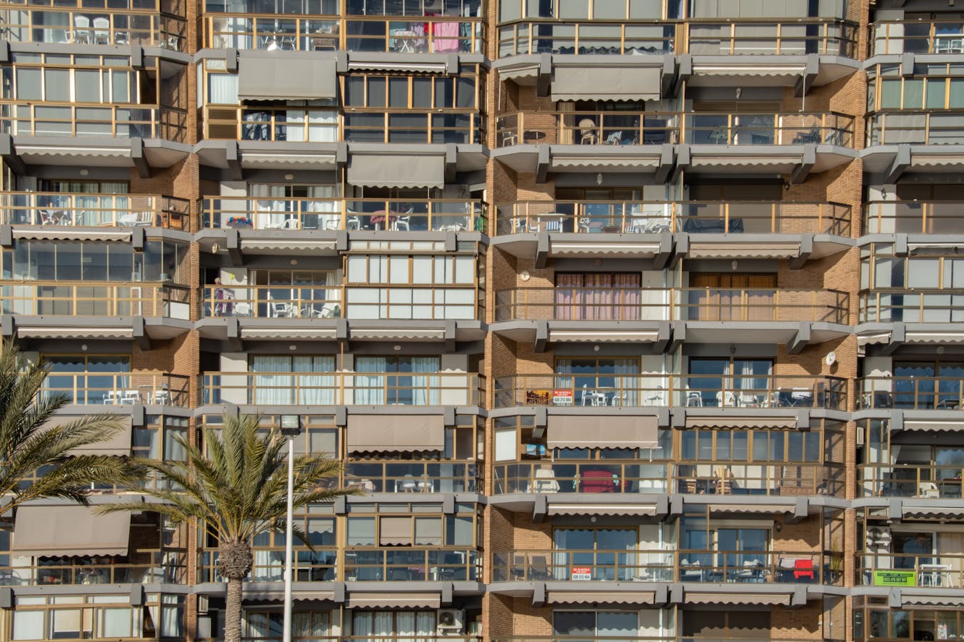 Fachada moderna de edificio residencial: prohibir VUT comunidad propietarios LPH 2025