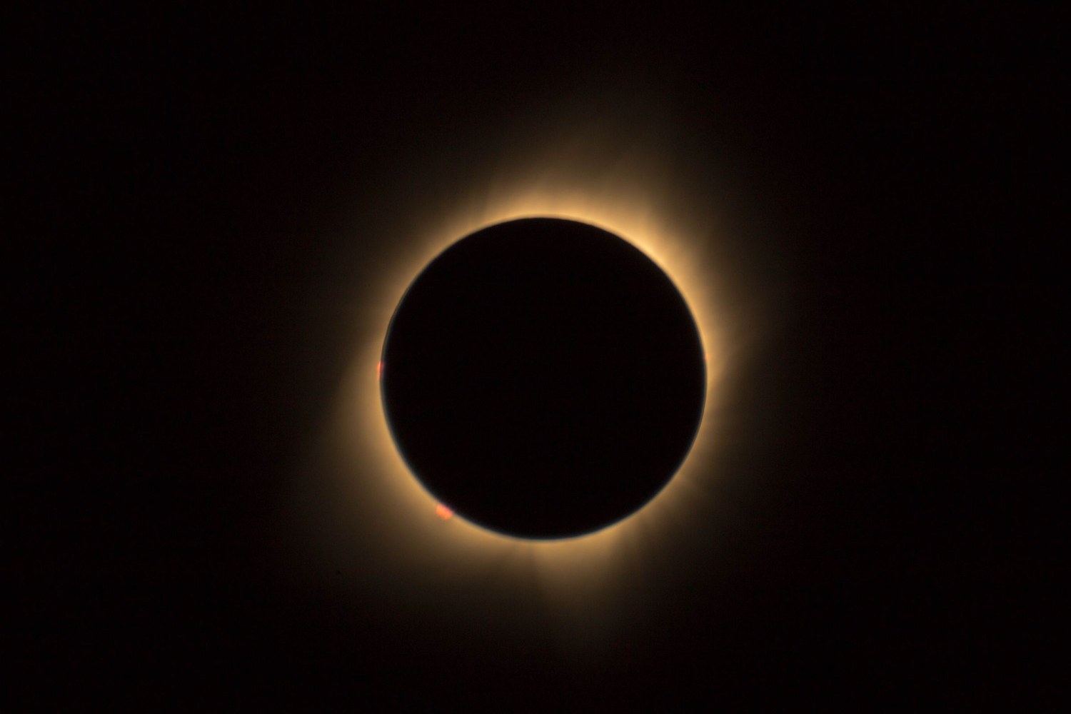 Subir a la azotea a ver el eclipse del 12 de agosto: qué puede decidir la comunidad y qué no